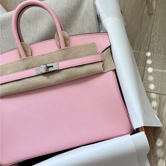 Classic Hermes Bag: A Stylish and Versatile Choice for Elegance - Picture 3 of 4